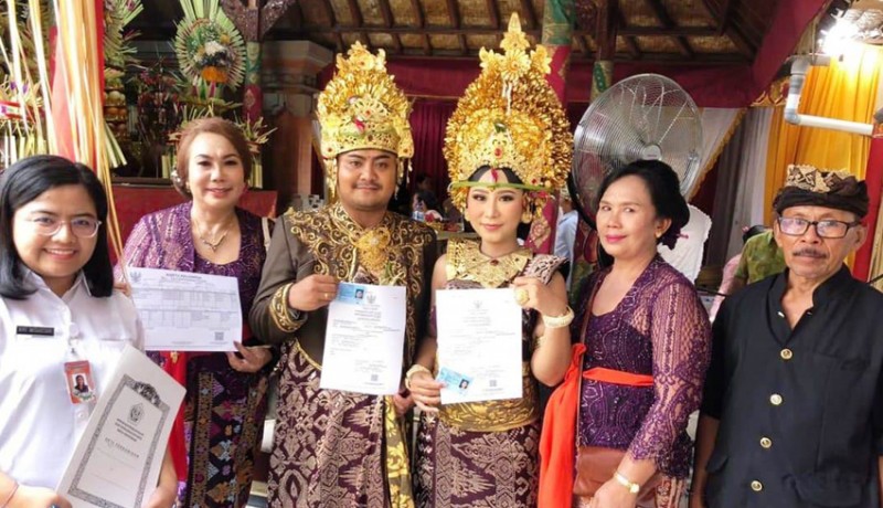 www.nusabali.com-disdukcapil-denpasar-layani-pencatatan-perkawinan-langsung-jadi