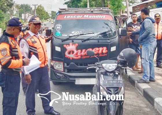 Nusabali.com - dishub-tertibkan-parkir-liar-19-kendaraan-ditempeli-stiker