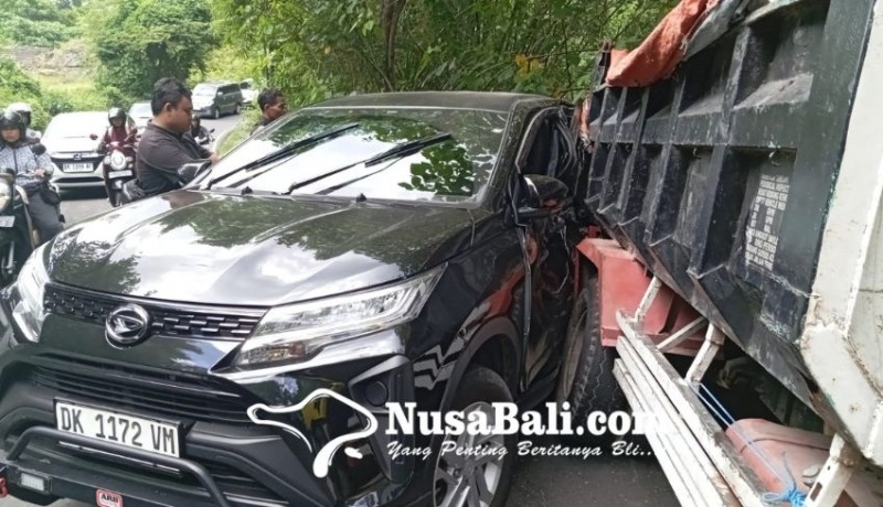 www.nusabali.com-gagal-nanjak-truk-muatan-paving-hantam-mobil-wisatawan-di-singapadu
