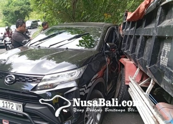 Nusabali.com - gagal-nanjak-truk-muatan-paving-hantam-mobil-wisatawan-di-singapadu