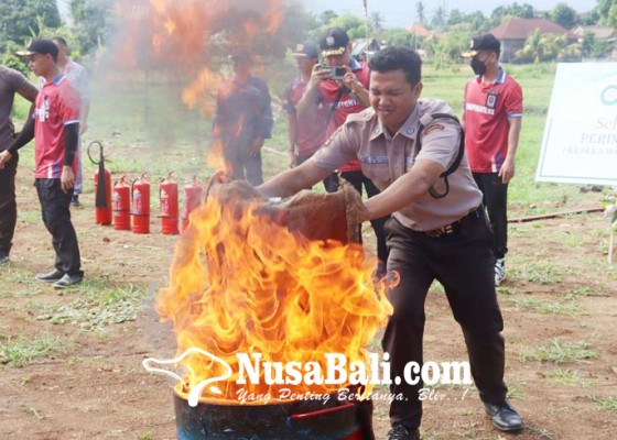 Nusabali.com - pekerja-di-buleleng-dilatih-padamkan-api