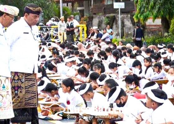 Nusabali.com - 500-siswa-ikut-festival-nyurat-aksara-bali
