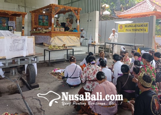 Nusabali.com - jenazah-pria-berbobot-210-kg-dikremasi