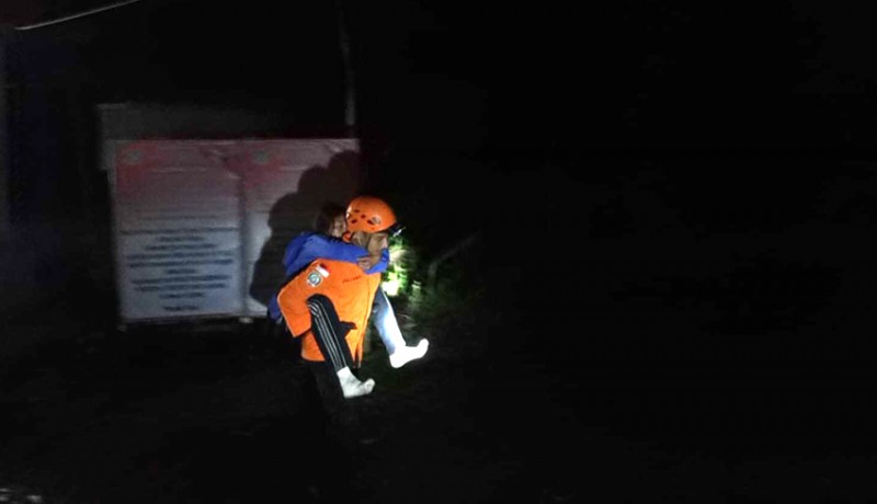 www.nusabali.com-wanita-pendaki-di-gunung-agung-dievakuasi