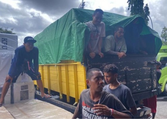 Nusabali.com - kpu-denpasar-distribusikan-logistik-pemilu-2024-di-tengah-cuaca-ekstrem