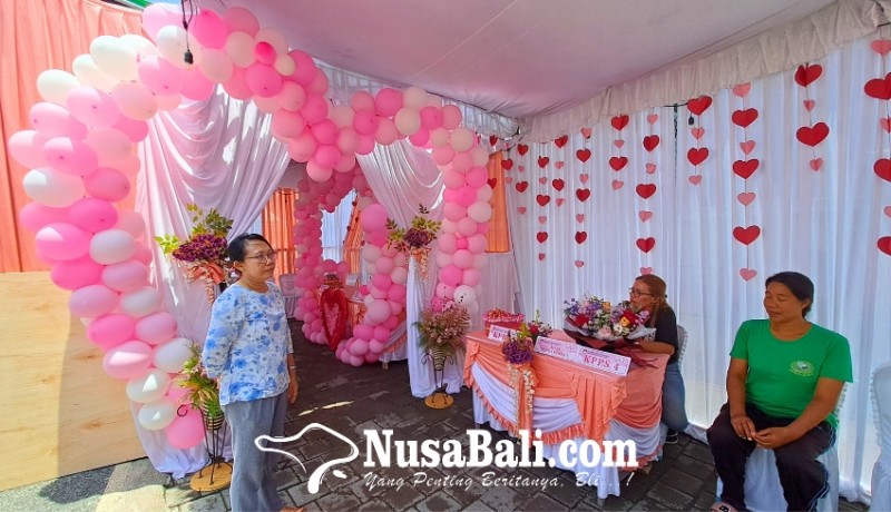 www.nusabali.com-rayakan-valentine-di-tps-100-pencoblos-pertama-dapat-cokelat