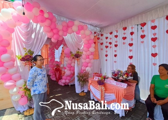 Nusabali.com - rayakan-valentine-di-tps-100-pencoblos-pertama-dapat-cokelat