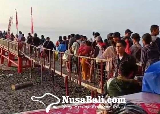 Nusabali.com - antrean-panjang-di-penyeberangan-kusamba-warga-nusa-penida-berbondong-bondong-pulang-untuk-mencoblos