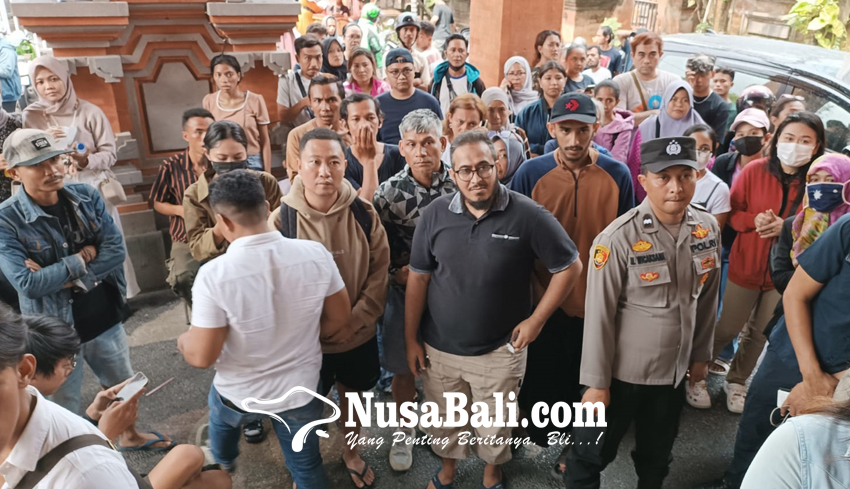 www.nusabali.com-puluhan-warga-geruduk-kantor-kpu-denpasar