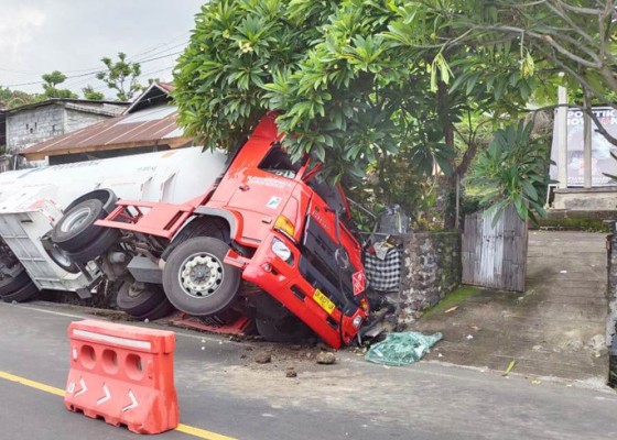 Nusabali.com - truk-tangki-hantam-rumah-dua-orang-terluka