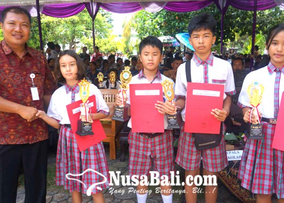 Nusabali.com - kasek-smpn-2-amlapura-apresiasi-siswa-berprestasi