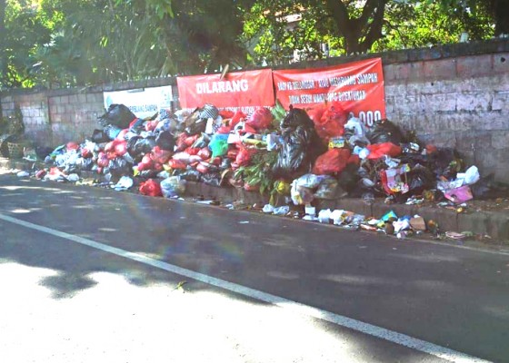 Nusabali.com - sampah-kembali-menumpuk-di-jalan-kubu-anyar-kuta