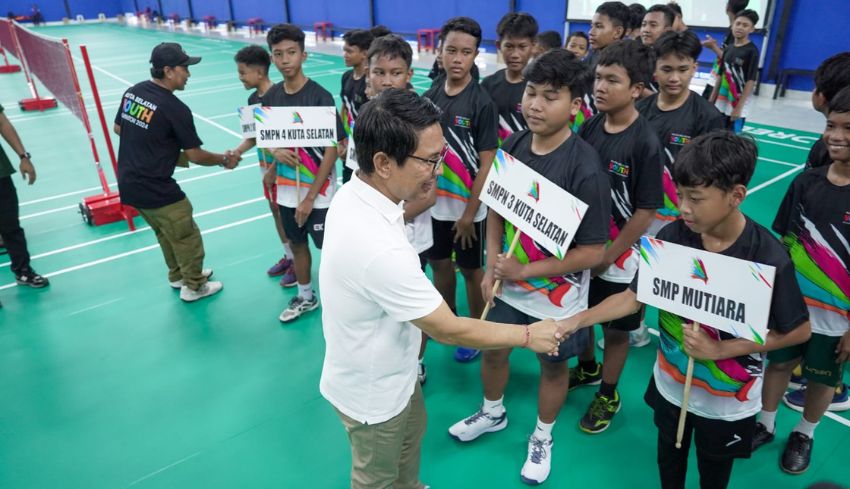 www.nusabali.com-sekda-adi-arnawa-buka-turnamen-youth-badminton-di-jimbaran