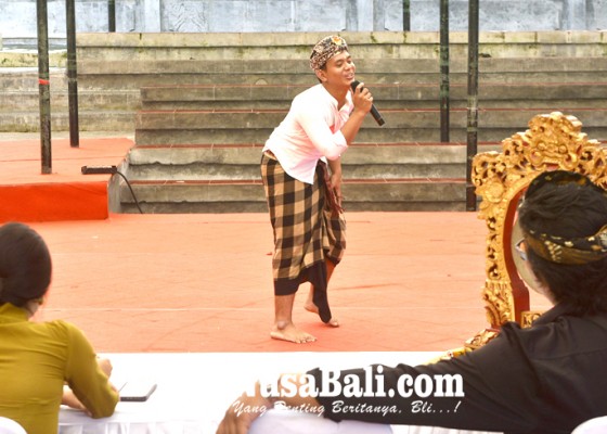Nusabali.com - stand-up-comedy-bahasa-bali-pancing-tawa