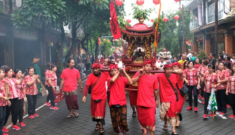 www.nusabali.com-parade-barongsai-dan-tradisi-tandu-di-kelenteng-sing-bie-denpasar
