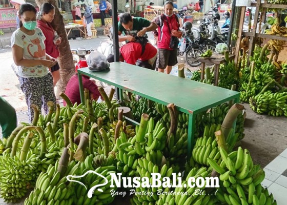 Nusabali.com - meski-mahal-warga-tetap-berburu-pisang-jelang-galungan