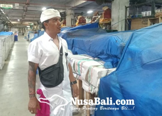 Nusabali.com - pasar-badung-lengang-saat-galungan-pasar-kumbasari-tetap-ramai