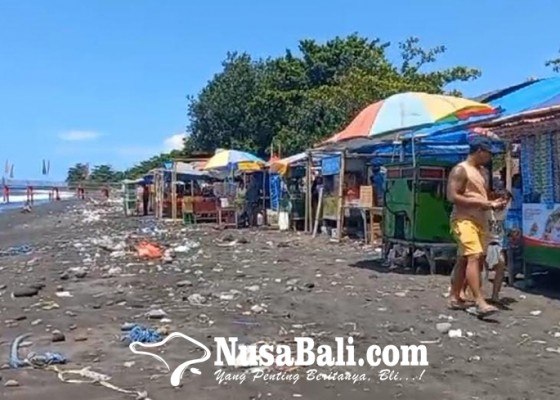 Nusabali.com - umanis-galungan-warga-ramai-ke-pantai