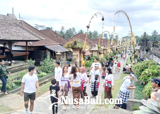 Nusabali.com - sewa-busana-adat-bali-jadi-tren-wisatawan