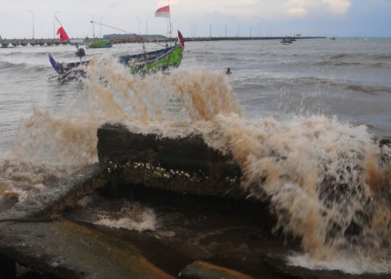 Nusabali.com - selat-bali-dihantui-gelombang-4-meter-penyeberangan-dan-wisata-bahari-wajib-waspada