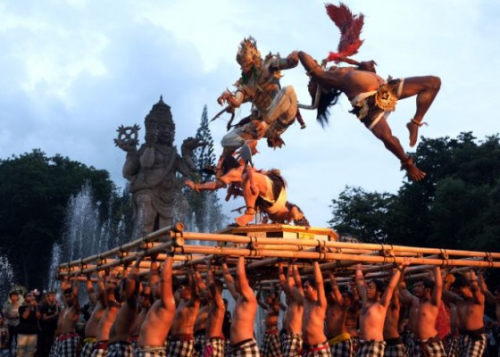 Nusabali.com - ribuan-warga-padati-catur-muka-saksikan-parade-ogoh-ogoh-kasanga-fest-2024