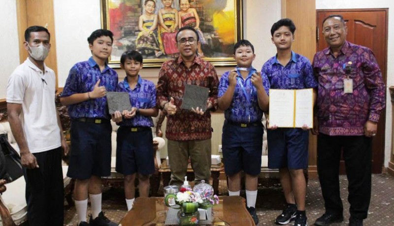 www.nusabali.com-empat-siswa-smp-negeri-1-denpasar-boyong-medali-emas-di-bangkok