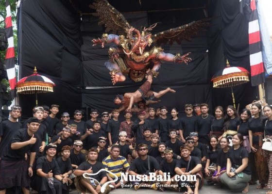 Nusabali.com - berjudul-atmaning-wong-maboros-berisi-60-helai-bulu-pada-sayap
