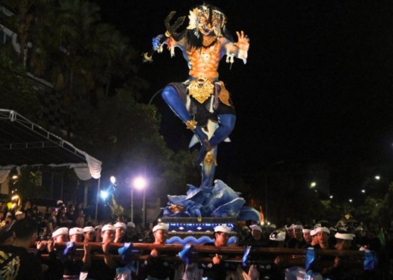 Nusabali.com - ribuan-warga-dan-wisatawan-saksikan-parade-ogoh-ogoh-di-tuban