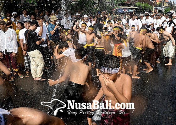 Nusabali.com - digelar-tradisi-siat-yeh-diawali-tari-rerejangan-sibuh-pepek