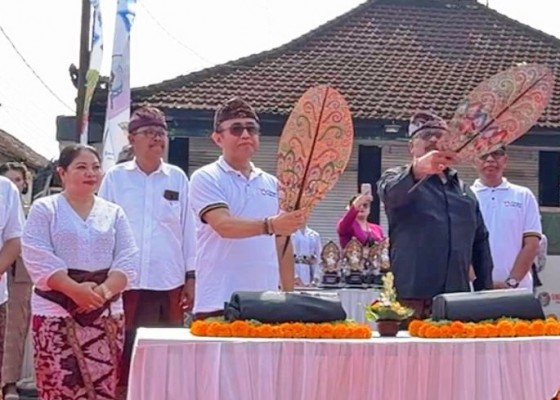Nusabali.com - walikota-buka-sesetan-heritage-omed-omedan-festival-2024