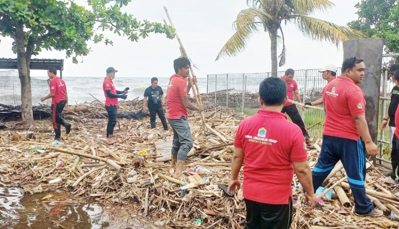 www.nusabali.com-sampah-kiriman-banjir-menumpuk-di-sepanjang-pantai