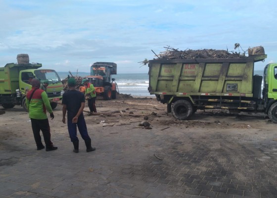 Nusabali.com - gelombang-tinggi-hambat-evakuasi-sampah-kiriman
