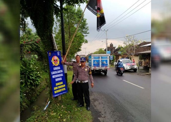 Nusabali.com - polisi-pasang-bendera-tengkorak