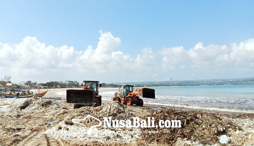 www.nusabali.com-100-ton-sampah-terkumpul-di-pantai-kedonganan
