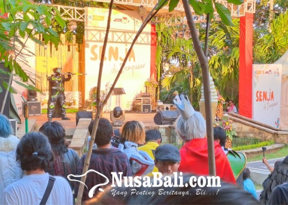 Nusabali.com - taman-kota-lumintang-diinvasi-idola-manga-dan-anime