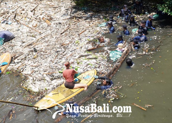 Nusabali.com - diangkut-2-ton-sampah-plastik-dan-10-truk-kayu
