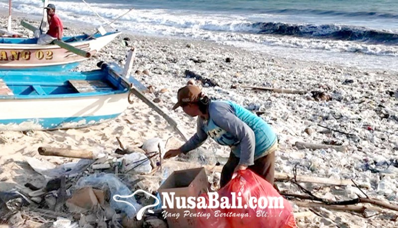 www.nusabali.com-pemulung-dapat-berkah-dari-tumpukan-sampah-plastik-di-pantai-kedonganan