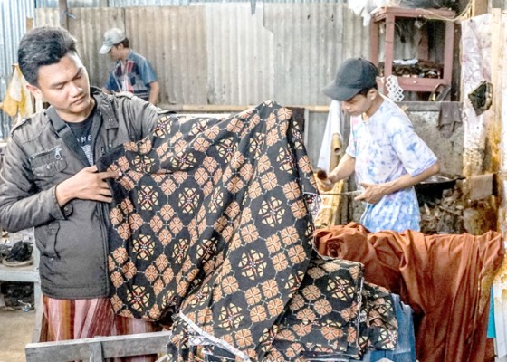 Nusabali.com - produksi-sarung-batik-di-pekalongan
