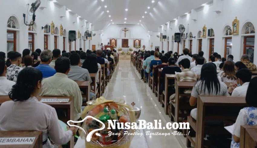 www.nusabali.com-ribuan-umat-katolik-padati-gereja-oikumene-immanuel-denpasar-di-malam-paskah