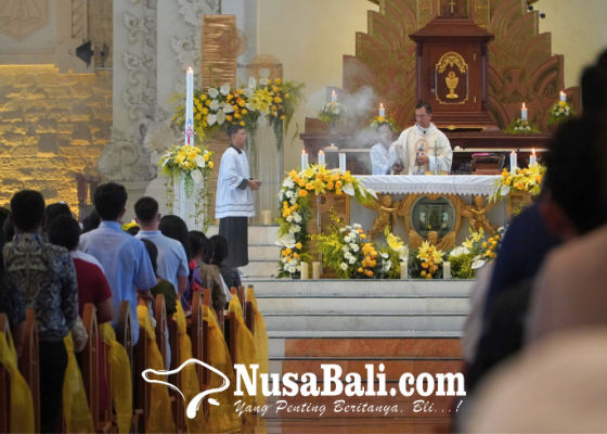 Nusabali.com - belasan-ribu-umat-katolik-beribadat-paskah-di-gereja-katedral-denpasar