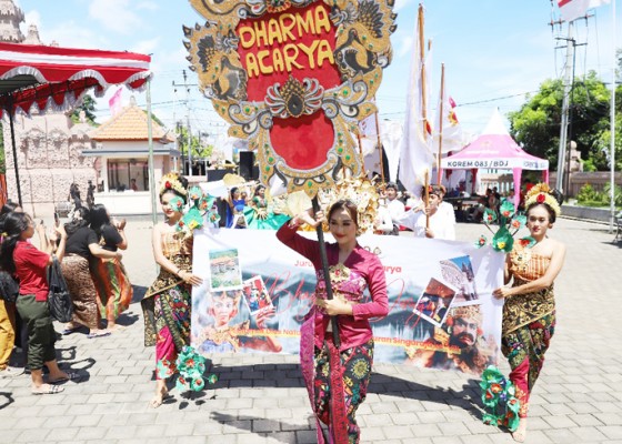 Nusabali.com - parade-budaya-antar-jurusan-warnai-puncak-dies-ke-8-stahn-mpu-kuturan