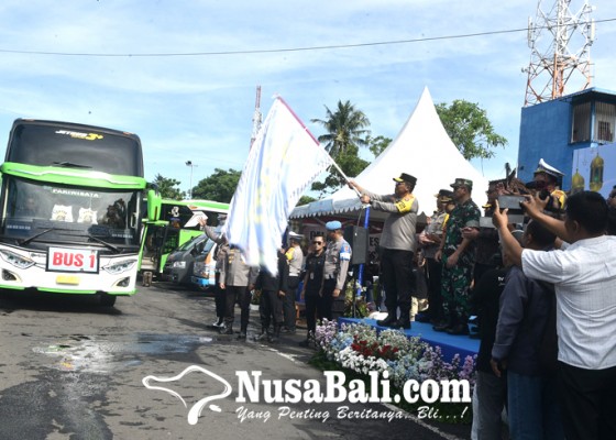 Nusabali.com - kapolda-bali-lepas-15-bus-mudik-gratis-ke-jatim