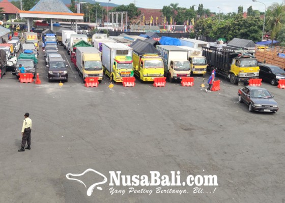 Nusabali.com - antrean-mobil-di-gilimanuk-hingga-sepanjang-35-km