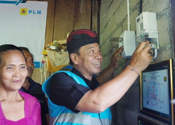 Nusabali.com - pln-bali-bantu-sambungan-listrik-gratis-untuk-50-keluarga-kurang-mampu
