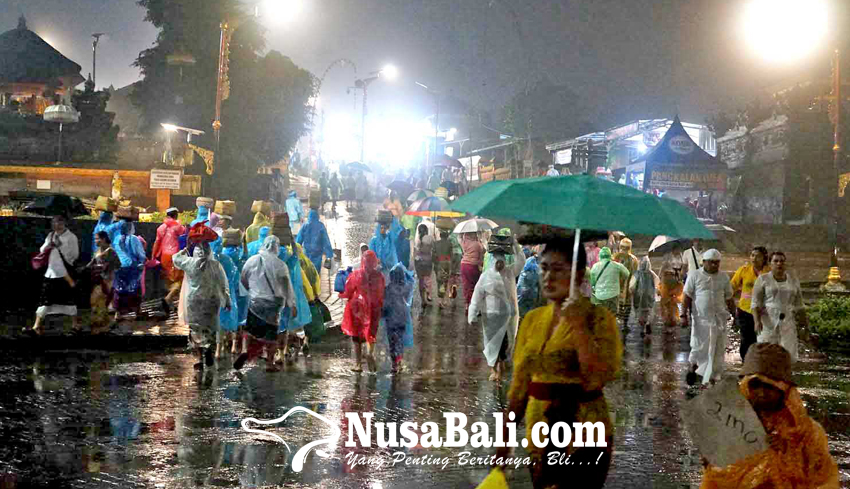 www.nusabali.com-hujan-licinkan-jalan-pamedek-di-besakih-diminta-waspada
