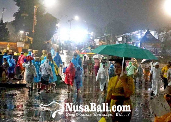 Nusabali.com - hujan-licinkan-jalan-pamedek-di-besakih-diminta-waspada
