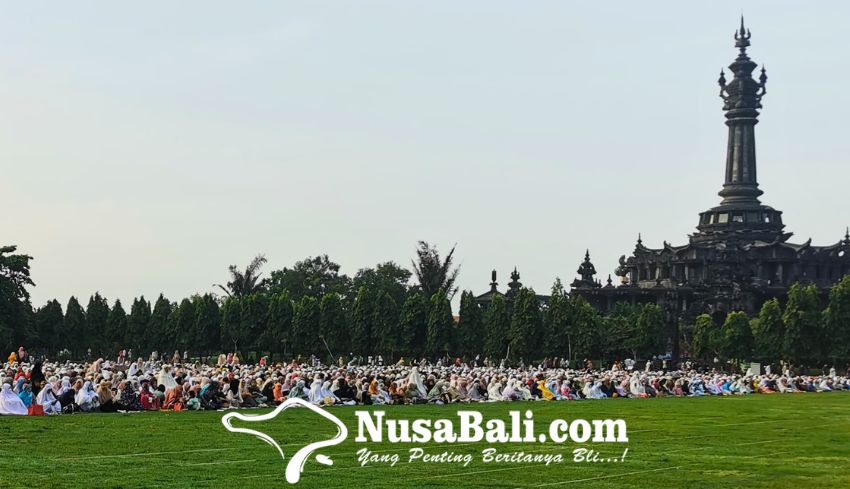 www.nusabali.com-ribuan-umat-muslim-di-denpasar-laksanakan-salat-idul-fitri-di-lapangan-renon