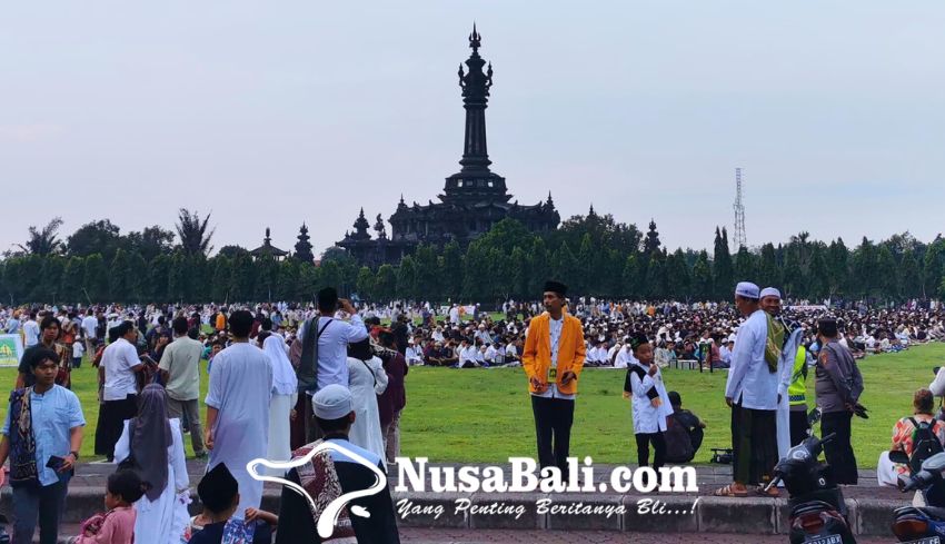 www.nusabali.com-ribuan-umat-muslim-di-denpasar-laksanakan-salat-idul-fitri-di-lapangan-renon
