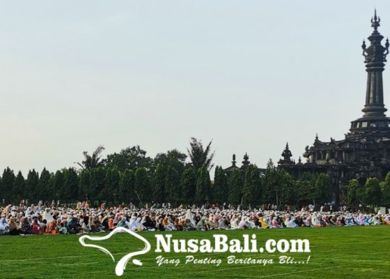 Nusabali.com - ribuan-umat-muslim-di-denpasar-laksanakan-salat-idul-fitri-di-lapangan-renon
