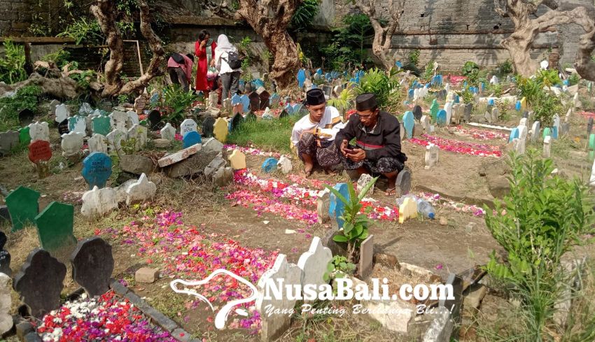 www.nusabali.com-ratusan-peziarah-lakukan-tradisi-nyekar-di-pemakaman-muslim-panjer